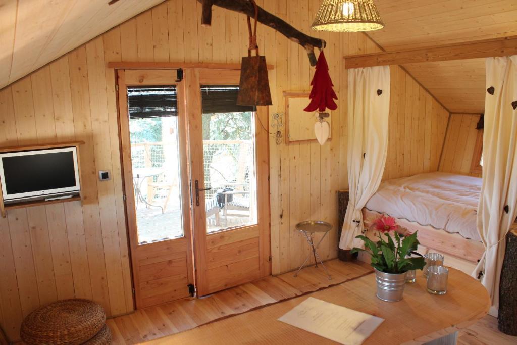 Bed and Breakfast Domaine Des Grands Cedres Cordelle Pokój zdjęcie