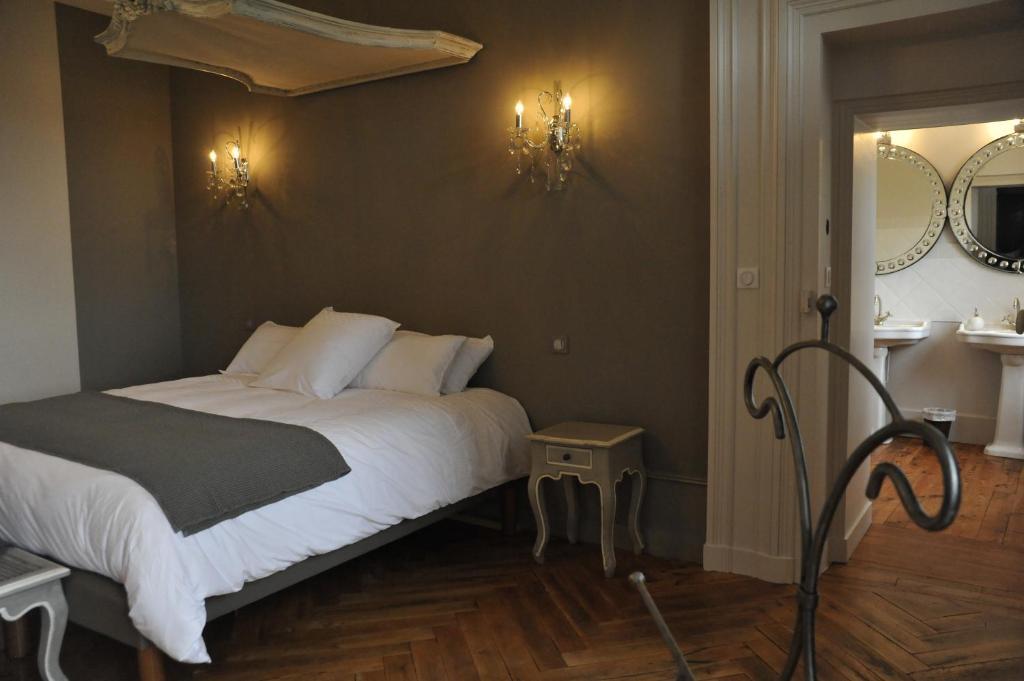 Bed and Breakfast Domaine Des Grands Cedres Cordelle Pokój zdjęcie