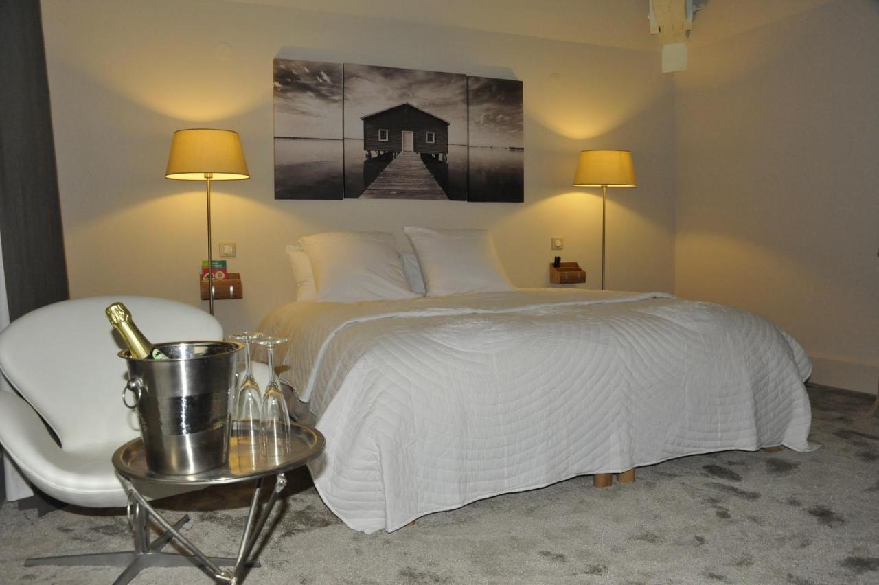 Bed and Breakfast Domaine Des Grands Cedres Cordelle Pokój zdjęcie